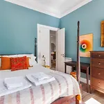 Bright Center, 10m From Subway, 6 Rooms, Up To 20 Ppl