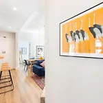 Dom wakacyjny Bright Center, 10m From Subway, 6 Rooms, Up To 20 Ppl
