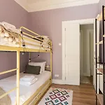 Bright Center, 10m From Subway, 6 Rooms, Up To 20 Ppl * Lizbona