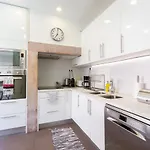 Bright Center, 10m From Subway, 6 Rooms, Up To 20 Ppl Lizbona