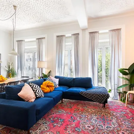 Bright Center, 10m From Subway, 6 Rooms, Up To 20 Ppl * Lisbon
