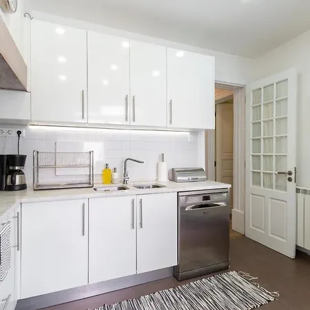 Bright Center, 10m From Subway, 6 Rooms, Up To 20 Ppl Holiday home *