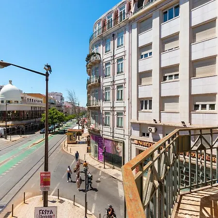Bright Center, 10m From Subway, 6 Rooms, Up To 20 Ppl * Lizbona