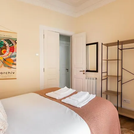 Bright Center, 10m From Subway, 6 Rooms, Up To 20 Ppl Сasa de vacaciones Lisboa