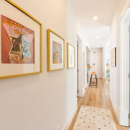 Bright Center, 10m From Subway, 6 Rooms, Up To 20 Ppl Holiday home