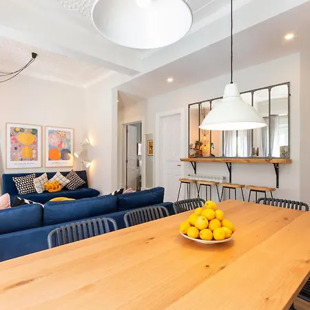 Сasa de vacaciones Bright Center, 10m From Subway, 6 Rooms, Up To 20 Ppl