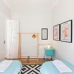 Bright Center, 10m From Subway, 6 Rooms, Up To 20 Ppl *