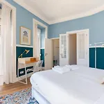 Bright Center, 10m From Subway, 6 Rooms, Up To 20 Ppl Feriehus