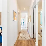 Casa de Férias Bright Center, 10m From Subway, 6 Rooms, Up To 20 Ppl Lisboa