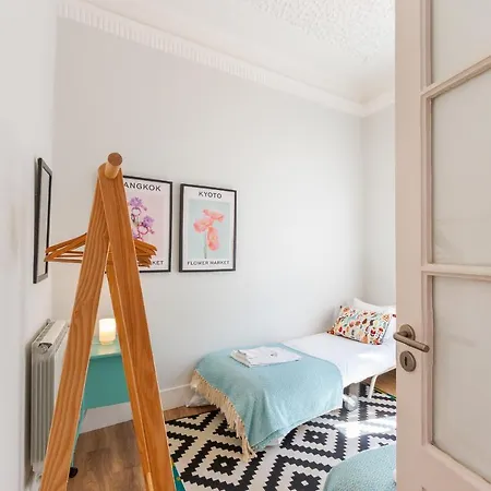 Bright Center, 10m From Subway, 6 Rooms, Up To 20 Ppl Lisboa