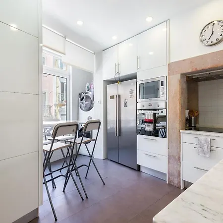 Bright Center, 10m From Subway, 6 Rooms, Up To 20 Ppl
