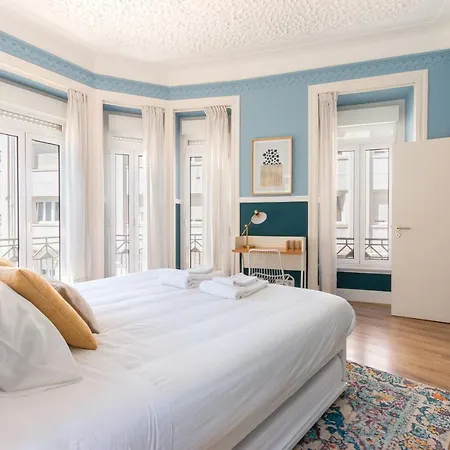 Bright Center, 10m From Subway, 6 Rooms, Up To 20 Ppl Lisbona