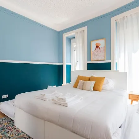 Vakantiehuis Bright Center, 10m From Subway, 6 Rooms, Up To 20 Ppl Lissabon