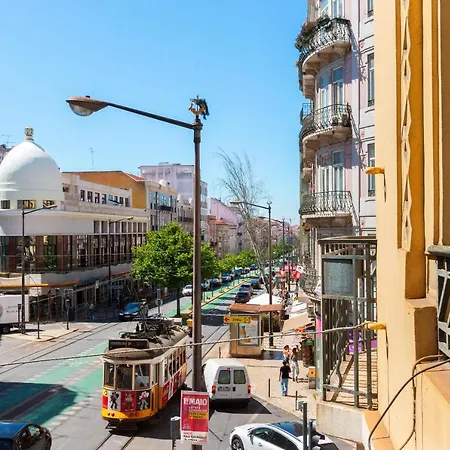 Bright Center, 10m From Subway, 6 Rooms, Up To 20 Ppl