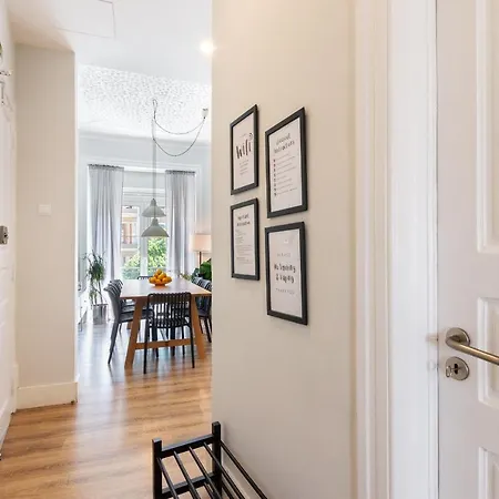 Bright Center, 10m From Subway, 6 Rooms, Up To 20 Ppl Vakantiehuis *