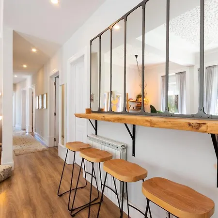 Vakantiehuis Bright Center, 10m From Subway, 6 Rooms, Up To 20 Ppl *