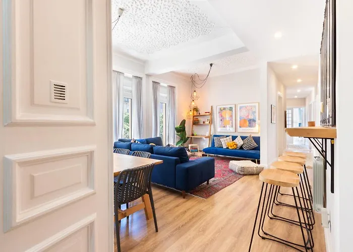 Bright Center, 10m From Subway, 6 Rooms, Up To 20 Ppl *