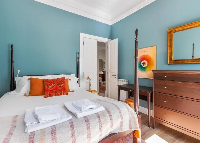 Bright Center, 10m From Subway, 6 Rooms, Up To 20 Ppl