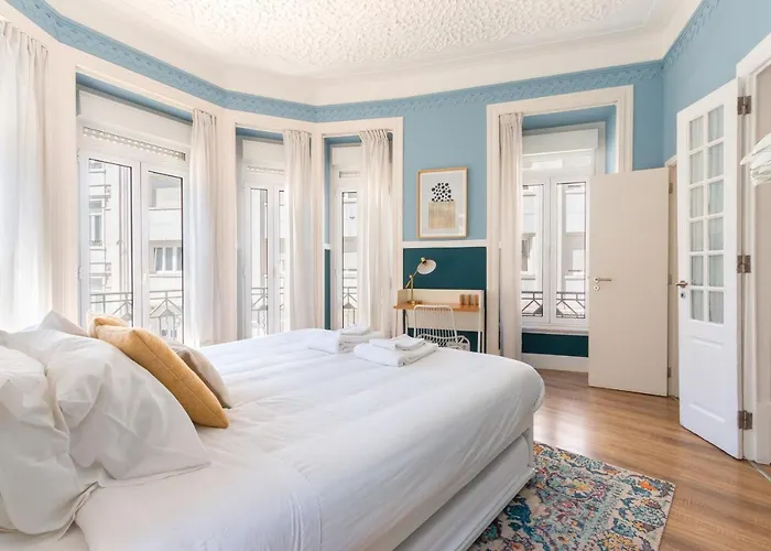 Bright Center, 10m From Subway, 6 Rooms, Up To 20 Ppl Lisboa