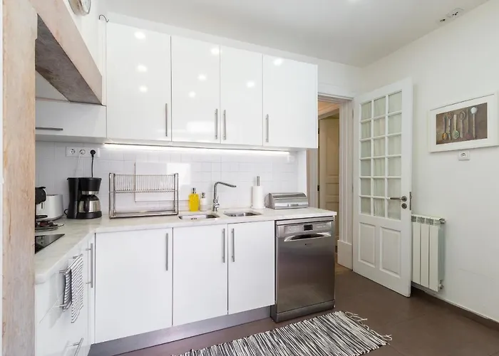 Bright Center, 10m From Subway, 6 Rooms, Up To 20 Ppl 度假居 *