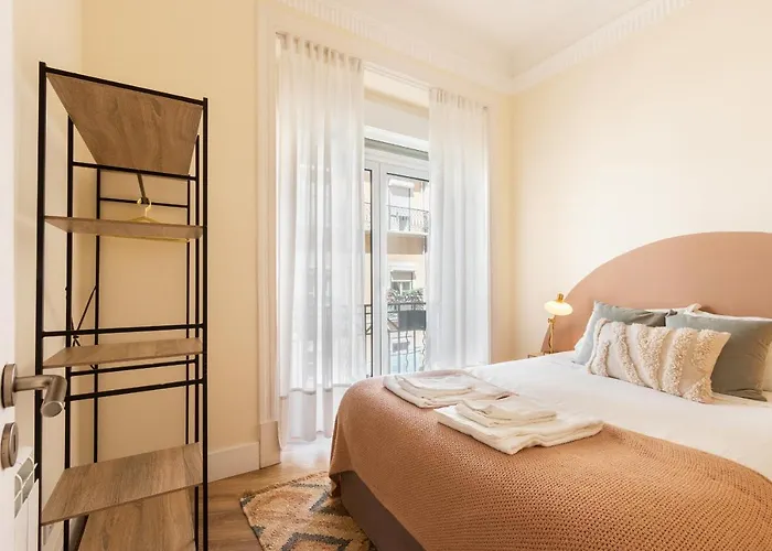 Bright Center, 10m From Subway, 6 Rooms, Up To 20 Ppl Lisboa
