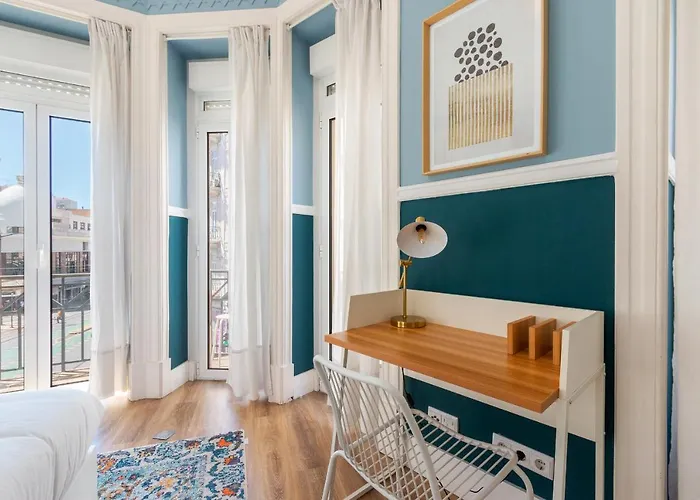 Bright Center, 10m From Subway, 6 Rooms, Up To 20 Ppl