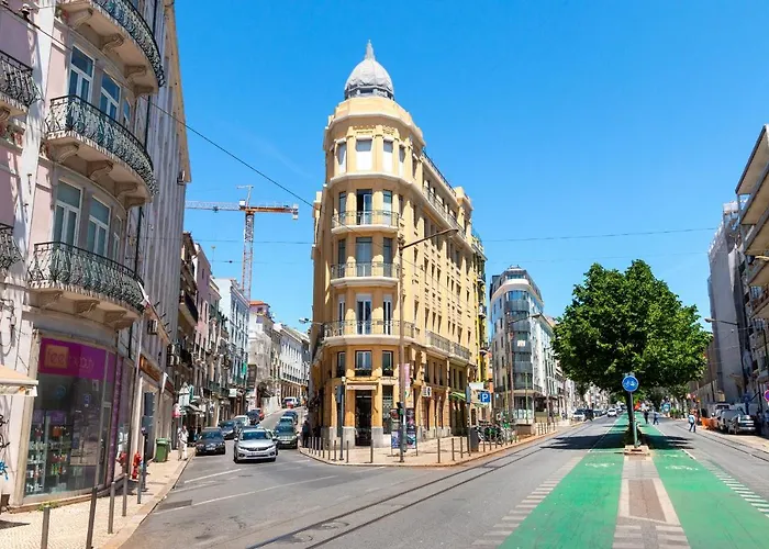 Bright Center, 10m From Subway, 6 Rooms, Up To 20 Ppl