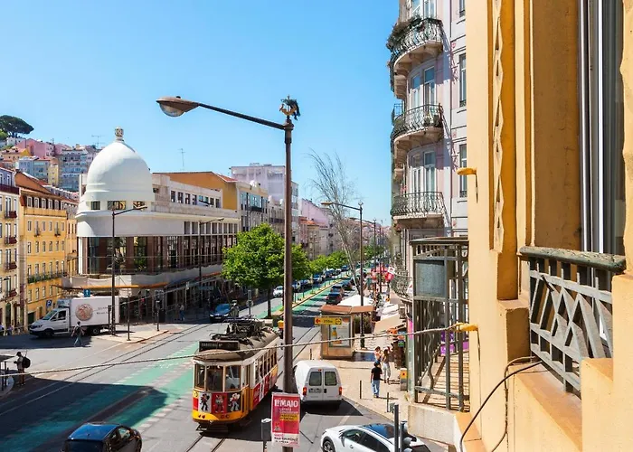 Bright Center, 10m From Subway, 6 Rooms, Up To 20 Ppl