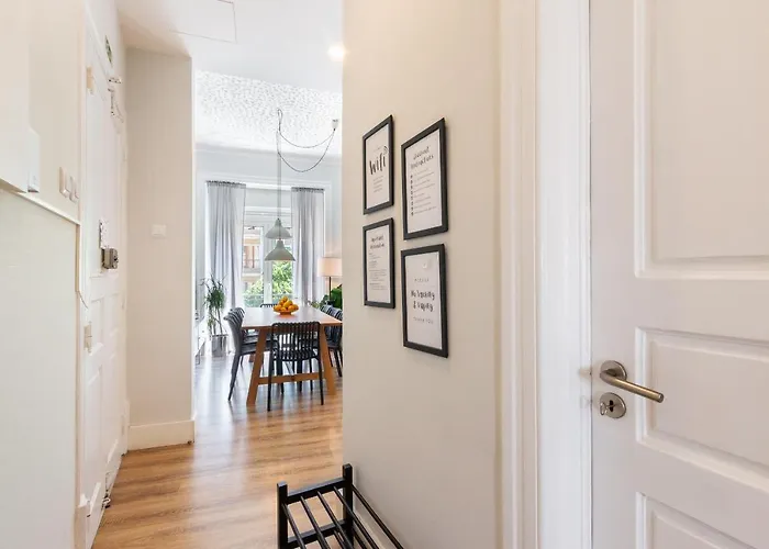 Bright Center, 10m From Subway, 6 Rooms, Up To 20 Ppl 度假居 *