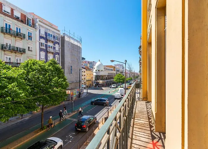 Bright Center, 10m From Subway, 6 Rooms, Up To 20 Ppl 度假居