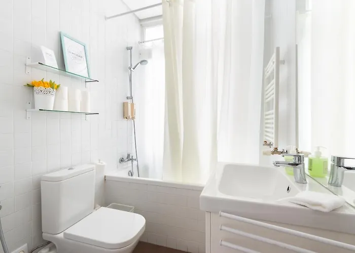 度假居 Bright Center, 10m From Subway, 6 Rooms, Up To 20 Ppl