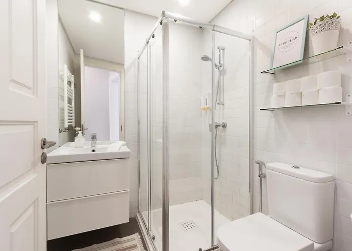 Bright Center, 10m From Subway, 6 Rooms, Up To 20 Ppl *