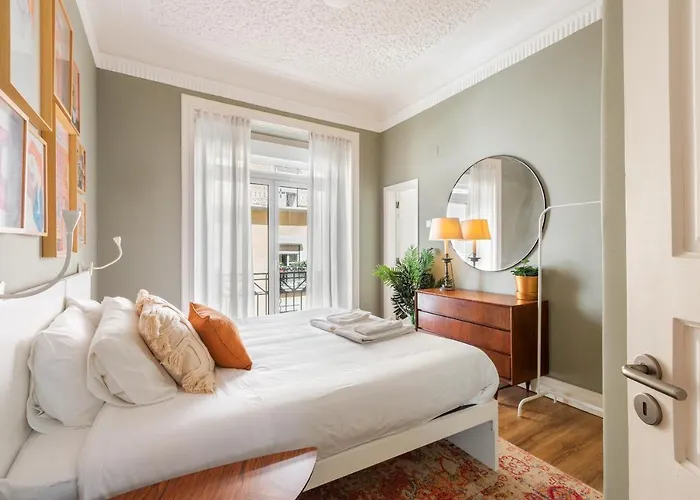 Bright Center, 10m From Subway, 6 Rooms, Up To 20 Ppl 度假居