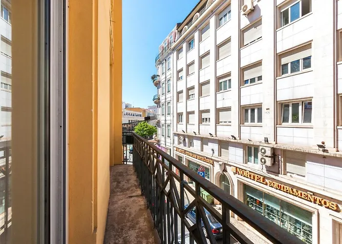 度假居 Bright Center, 10m From Subway, 6 Rooms, Up To 20 Ppl Lisboa