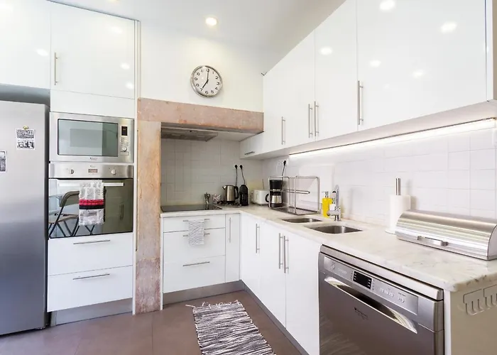 Bright Center, 10m From Subway, 6 Rooms, Up To 20 Ppl Lisboa