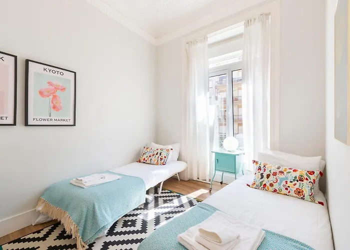 Bright Center, 10m From Subway, 6 Rooms, Up To 20 Ppl 度假居 *