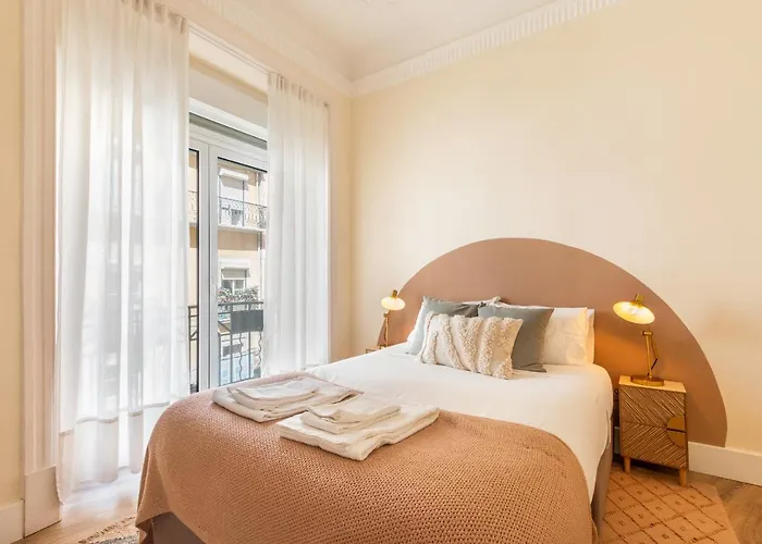 Bright Center, 10m From Subway, 6 Rooms, Up To 20 Ppl