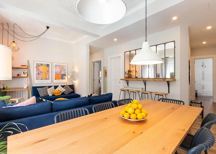 度假居 Bright Center, 10m From Subway, 6 Rooms, Up To 20 Ppl