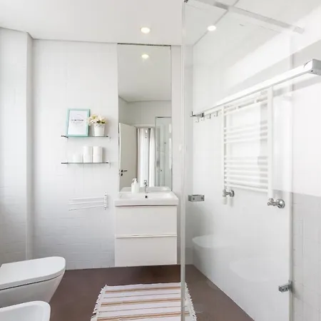 度假居 Bright Center, 10m From Subway, 6 Rooms, Up To 20 Ppl Lisboa