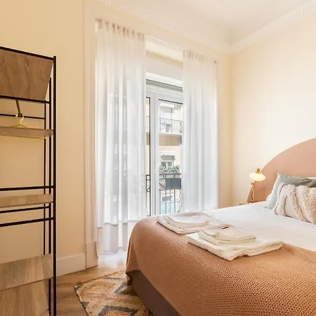 Bright Center, 10m From Subway, 6 Rooms, Up To 20 Ppl Lisbon