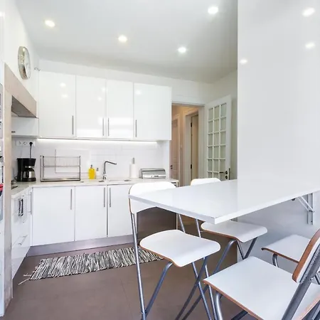 Bright Center, 10m From Subway, 6 Rooms, Up To 20 Ppl Holiday home Lisbon