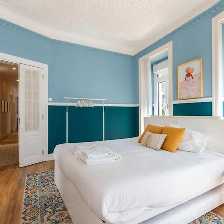 Bright Center, 10m From Subway, 6 Rooms, Up To 20 Ppl Lisbon