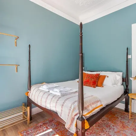 度假居 Bright Center, 10m From Subway, 6 Rooms, Up To 20 Ppl Lisboa