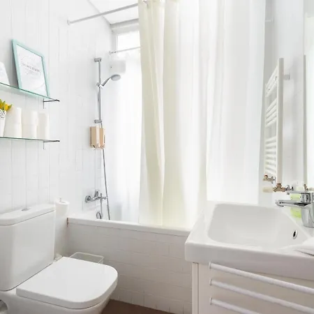 度假居 Bright Center, 10m From Subway, 6 Rooms, Up To 20 Ppl