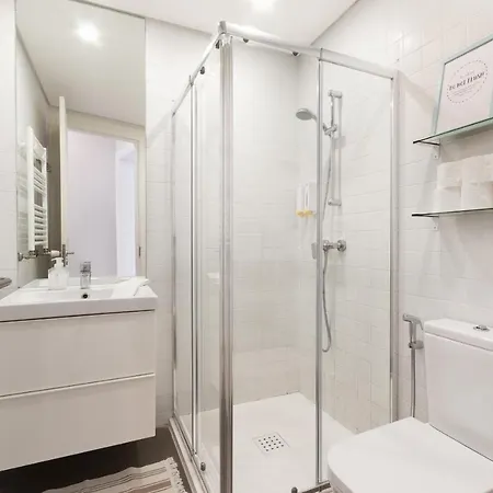 Bright Center, 10m From Subway, 6 Rooms, Up To 20 Ppl *