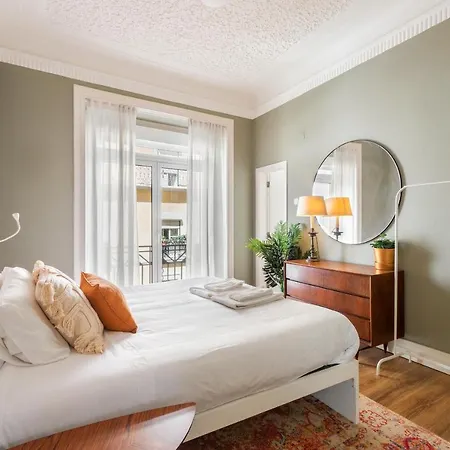 Bright Center, 10m From Subway, 6 Rooms, Up To 20 Ppl 度假居