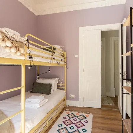 Bright Center, 10m From Subway, 6 Rooms, Up To 20 Ppl * Lisbon