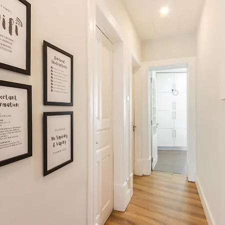度假居 Bright Center, 10m From Subway, 6 Rooms, Up To 20 Ppl *