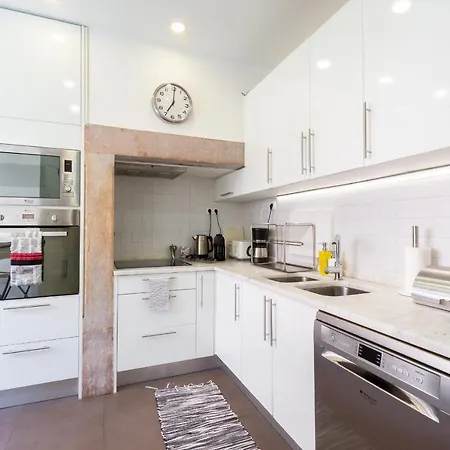 Bright Center, 10m From Subway, 6 Rooms, Up To 20 Ppl Lisbon