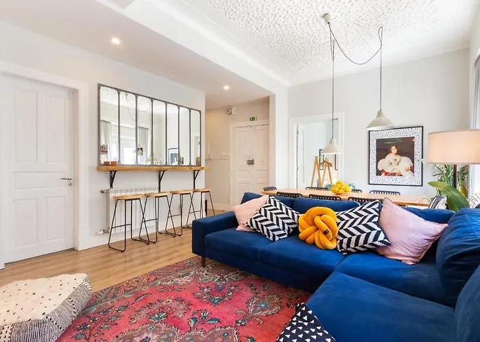 Bright Center, 10m From Subway, 6 Rooms, Up To 20 Ppl 度假居